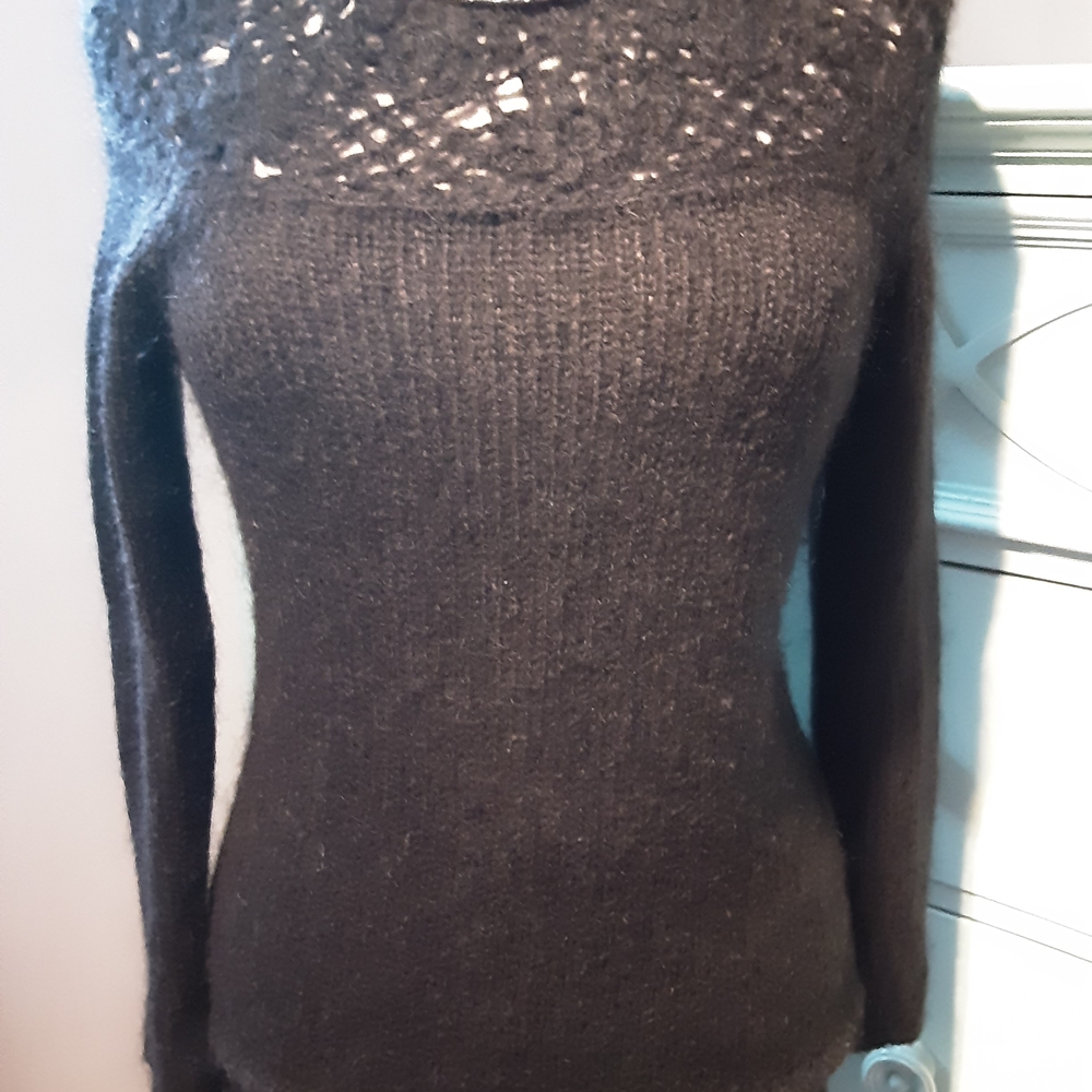 Chic Black Women's Crew Neck Sweater